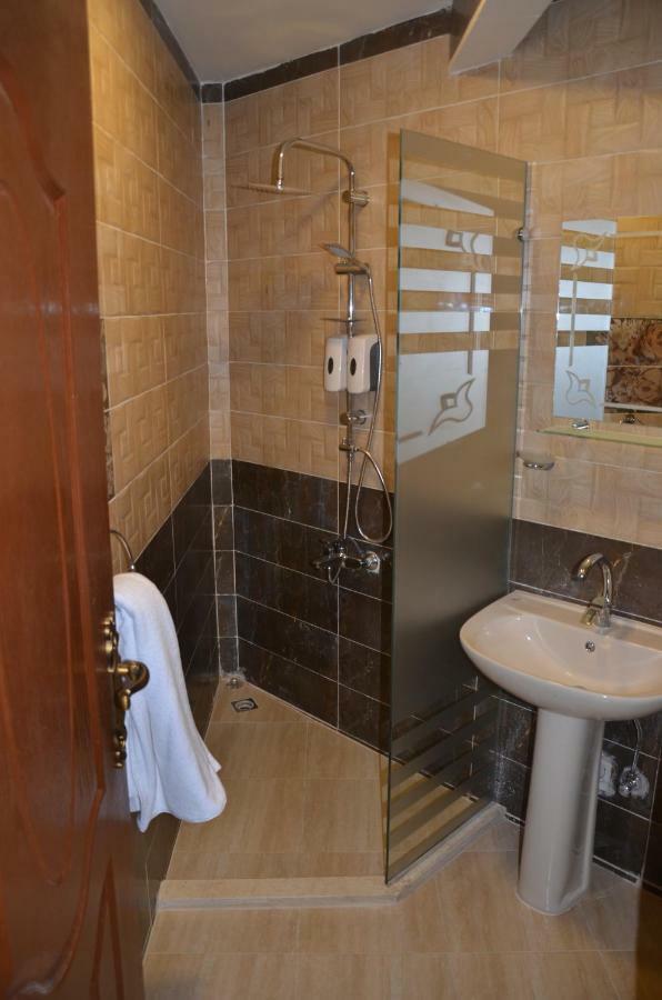 Full Pyramids View Apartment With Balcony For 8 P Kafret el-Gabal Kültér fotó